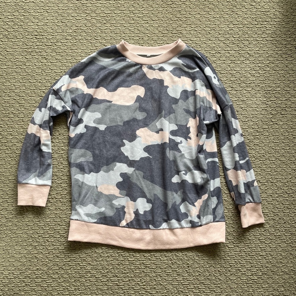 3/40 bundle! Pink and gray camo sweatshirt